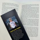 Ulrike Almut Sandig, biografischer Text auf einem Lesezeichen über ihre Werke und Auszeichnungen auf einem geöffneten Buch.