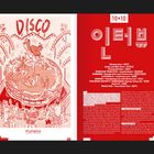 Links: "DISCO", Illustration einer tanzenden Menschenmenge. Rechts: Roter Hintergrund, Texte mit Namen und Interviews.
