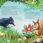 Ein Rabe spricht mit einer Blume. Ein fröhliches Eichhörnchen zeigt Interesse. Bunte Blumen und grünes Laub umgeben sie.