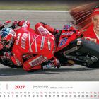 März 2027. Casey Stoner fährt ein rotes Motorrad. Kalenderanzeige unten. Sein Porträt rechts in Rot.