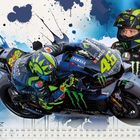 Text: "ENERGY", "AGV", "YAMAHA", "ENEOS", "46", "MÄRZ". Ein Rennfahrer auf einem Motorrad vor blauen Spritzern.