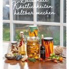 "Saisonale Köstlichkeiten haltbar machen." Ein Tisch mit Einmachgläsern voll Obst, Gemüse, Kräutern und Flaschen.