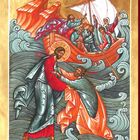 Ikone: Ein Mann stützt einen anderen auf stürmischen Wellen. Ein Boot mit mehreren Personen im Hintergrund.