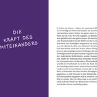 "Die Kraft des Miteinanders" in weiß auf lila Hintergrund. Rechts ein Text über Freiwilligenarbeit in Österreich.