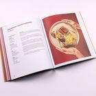 „Schwäbischer Zwiebelrostbraten mit Spätzle“; links Rezept, rechts Teller mit Rostbraten, Zwiebeln und Spätzle, gehalten von Händen.