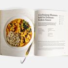 Gochujang-Blumenkohl in Erdnuss-Kokos-Sauce. Links Teller mit Blumenkohl, Sauce und Nudeln. Rechts Rezepttext.