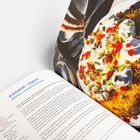 "Kadayif-Torte" und "Kremali Kadayif Basma" sind die Titel. Ein Dessert mit Sahnehäubchen, roten Beeren und Pistazien.