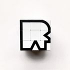 Ein stilisiertes, schwarzes "R" auf weißen, quadratischen Flächen, ähnlich einem Puzzlewürfel.