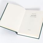 Offenes Buch, Titel: "Tonio Kröger und andere Erzählungen", Autor: Thomas Mann, Verlag: Anaconda. Schlichtes Design.