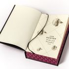Offenes Buch im Umschlag, Text: "Jane Austen - Pride and Prejudice, Anaconda". Schwarzes Lesezeichen.