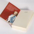 Linke Seite: Text über eine Schriftstellerin und ihre kreative Welt. Rechts: "Miriam Müntefering, Die Hofnarrin, Ein Sturm zieht auf". Darunter lächelt eine Frau.