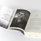 Links steht: „Ich beiße mir... um nicht dem Impuls... Wer bist du wirklich?“ Rechts ist Kapitel 1 mit dem Titel Cameron. Dazwischen eine Illustration eines nachdenklichen Mannes.