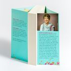 Ein Buchrückseite-Text beschreibt Charaktere und eine Autorin. Bild zeigt die Autorin lächelnd. Türkisfarbener Hintergrund.