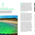 "AM SÜDZIPFEL DER ÄUSSEREN HEBRIDEN" steht in grüner Schrift. Ein Foto zeigt einen sandigen Strand vor einer grünen Küste.