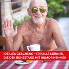 "Ideales Geschenk – für alle Männer, die den Ruhestand mit Humor nehmen." Ein älterer Mann mit Sonnenbrille und Kette, lächelnd.