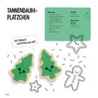 TANNENBAUMPLÄTZCHEN. Material- und Größenangaben. Zwei gehäkelte grüne Tannenbäume mit Keksrand und Gesichtern. Verspielte Illustration.