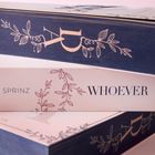 "SPRINZ" und "WHOEVER" stehen auf einem gestapelten Buchrücken. Florale Ornamente schmücken das Design.