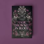 „Magic Drowned in Blood“ von Christina Rain, mit rosa-rötlichen Blumen und dekorativen Verzierungen auf dunklem Hintergrund.