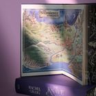 Karte des "Steinwasser Königreichs". Darunter liegt ein lilafarbenes Buch mit dem Titel: "The Knave of".