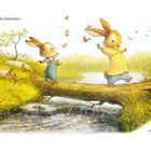 Texte: "mal gehst du hinterher," und "und manchmal ...". Zwei Hasen balancieren über einen Bach auf einem Baumstamm. Schmetterlinge fliegen umher.
