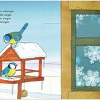 Text: „Kein Laut ertönt. Die Tiere schweigen... ein wunderschöner Blumenreigen.“ Illustration: Vögel auf Futterhäuschen im Schnee.