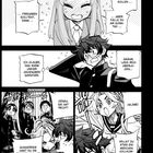 Eine Schwarz-Weiß-Manga-Szene mit mehreren Figuren in Schuluniformen, die angeregt diskutieren.