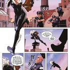 Eine Frau in einem schwarzen Anzug flieht auf einem Dach, verfolgt von Polizisten. Sie telefoniert aufgebracht.