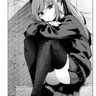 Kapitel 33. Eine nachdenkliche Person sitzt mit angewinkelten Knien auf grauem Treppenabsatz. Manga-Stil.