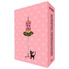 Text: "Gokinjo Monogatari: Von Liebe, Mode und großen Träumen" von Ai Yazawa. 

Illustration: Schneiderpuppe mit rosa Oberteil, grünem Rock; schwarzer Kater; rosa Hintergrund mit Muster.