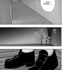Text: "AUCH DIESMAL ...". Illustration eines Korridors mit einer Person, die in der Ferne läuft, und Nahaufnahme von Schuhen.