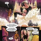 Eine Frau in orange-gelbem Kostüm steht vor einem kahlköpfigen Mann. Wasser und Action sind im Hintergrund sichtbar.