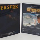 Links: "BERSERK 43", dunkle, melancholische Figur. Rechts: "BERSERK PUZZLE", Stadtansicht, markante Figuren.