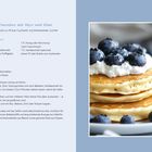 Protein-Pancakes mit Skyr und Zimt. Bild zeigt gestapelte Pancakes, garniert mit Skyr und frischen Blaubeeren.