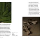 **Alles wurde sorgfältig ausgewählt, um den Reichtum und die gesellschaftliche Stellung des Paares zu veranschaulichen.**

Links Hunde- und Stoffausschnitt, rechts Holzsandalen. Texte erläutern Mode und Reichtum.