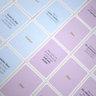 Verschiedene Karten in Pastelltönen mit Fragen und Begriffen wie „Oma“, „Enkelkind“ und „Wer in unserer Familie ist am kreativsten?“