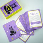 Ein lila Kartenspiel mit der Aufschrift: "Ich schnurre, also bin ich." Eine Karte zeigt eine meditierende Katze.
