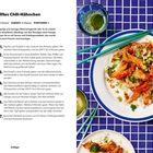 „Gegrilltes Chili-Hähnchen“ Rezepttext neben einem Teller mit buntem Hähnchengericht auf einem blau-weiß karierten Untergrund.