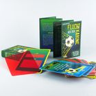 "FLUCHT AUS DER KABINE" ist ein Kartenspiel. Verschiedene Karten, eine Verpackung und ein kleines Heft sind aufgestellt.
