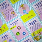 Mehrere Karten mit Texten zu Verkehrsregeln und Schulwegfragen. Kinderzeichnungen illustrieren Fragen und Szenen.