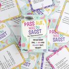 "Pass auf, was du sagst: Die Mädchenedition. Wer bei diesem Spiel Ja, Nein oder Vielleicht sagt, verliert!" Bunte Karten.