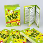 Text: "MAΣTER MIXER Das Partyspiel. Wer mixt die abgefahrensten Cocktails?" 

Beschreibung: Eine bunte Spielbox mit bunten Karten.