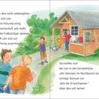 Illustration: Kinder versammeln sich vor einer Holzhütte im Garten. Sie diskutieren begeistert miteinander.