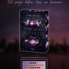 Text: „Sie sorgten dafür, dass ich blutete. Ich sorge dafür, dass sie brennen.“ Buchcover mit dunklen Blumen und Skyline.