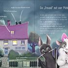 Ein Haus mit einem lilafarbenen Dach bei Nacht, zwei halb-geisterhafte Tiere auf dem Dach, ein Werschweinchen und eine Halb-Geisterfledermaus.