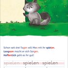 Ein grauer, besorgter Kater in sattem Grün, daneben steht: "Schon seit drei Tagen will Meo mit ihr spielen. Langsam macht er sich Sorgen. Hoffentlich geht es ihr gut!" Wörter wie "spielen", "langsam" und "hoffentlich" sind zum Üben herausgestellt.