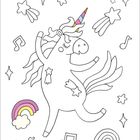 Ein fröhliches Einhorn mit buntem Horn, umgeben von Sternen, Noten und regenbogenfarbenen Elementen; es tanzt lächelnd.