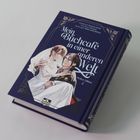 Zwei junge Menschen unterhalten sich in einer Bibliothek über Bücher. Einer wird von silbernem Haar und weißer Haut beeindruckt.