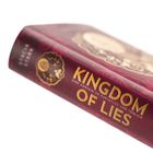 "Kingdom of Lies" und "Eine Königin so furchtlos und tödlich". Dunkle Buchhülle mit goldenen Verzierungen.