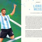 **ANGRIFF LIONEL MESSI**

Geboren am 24. Juni 1987 in Rosario, Argentinien.

Illustration: Ein Spieler mit Trikot jubelt auf einem Fußballfeld.