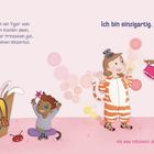 Text: „Ich bin einzigartig. Ich möchte heut ein Tiger sein und wähle mein Kostüm allein. Als was möchtest du dich verkleiden?“  
Illustration: Kinder in Kostümen, eins als Tiger.